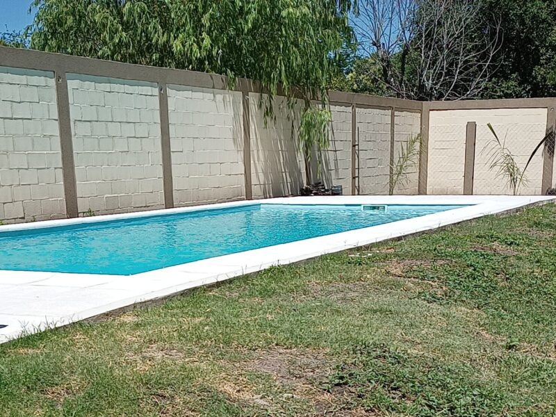 Casa de dos plantas con pileta