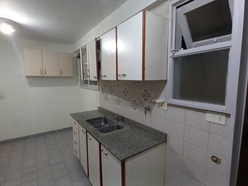 3 AMB. AMPLIO C/PATIO (APTO PROF.)