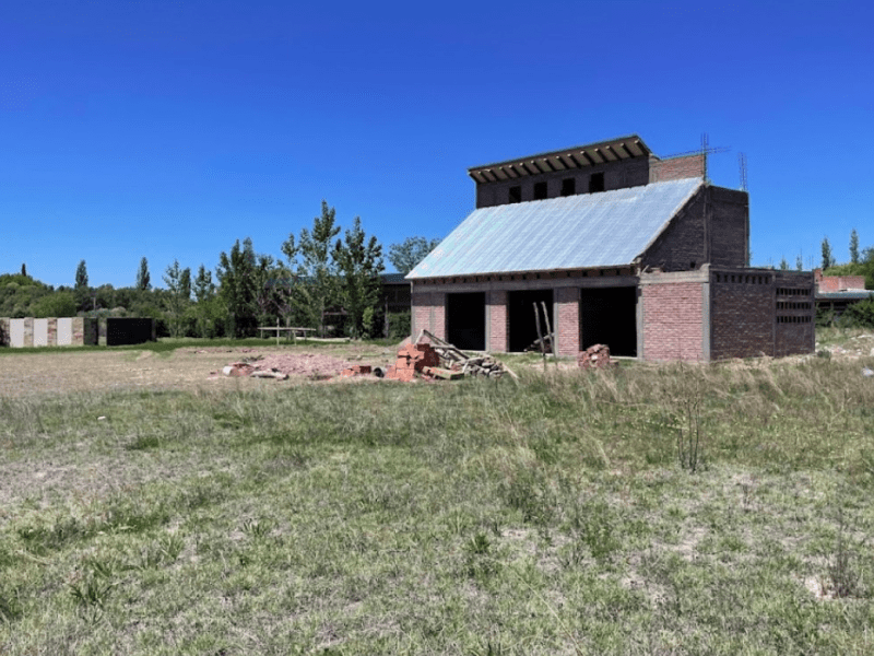 Vendo o permuto casa a terminar en lote de 2500 m2 mas materiales