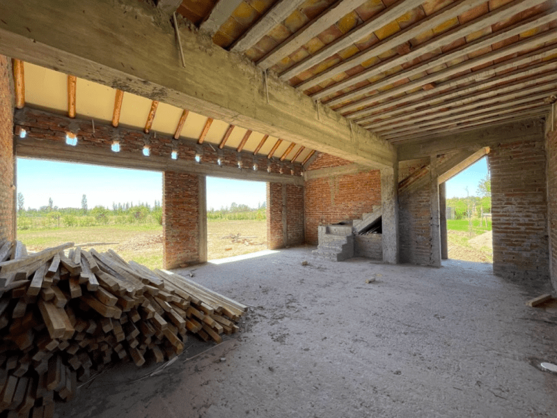 Vendo o permuto casa a terminar en lote de 2500 m2 mas materiales