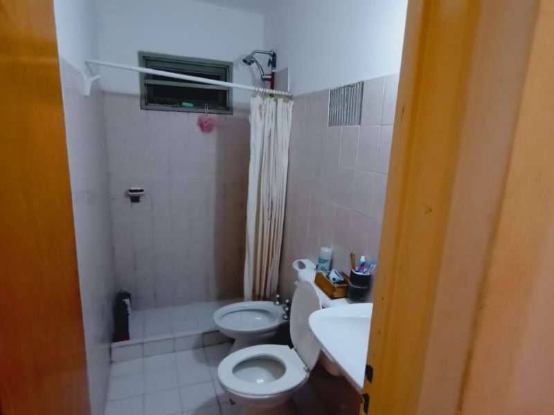 2 habitacion, comedor, baño, todos los servicios.