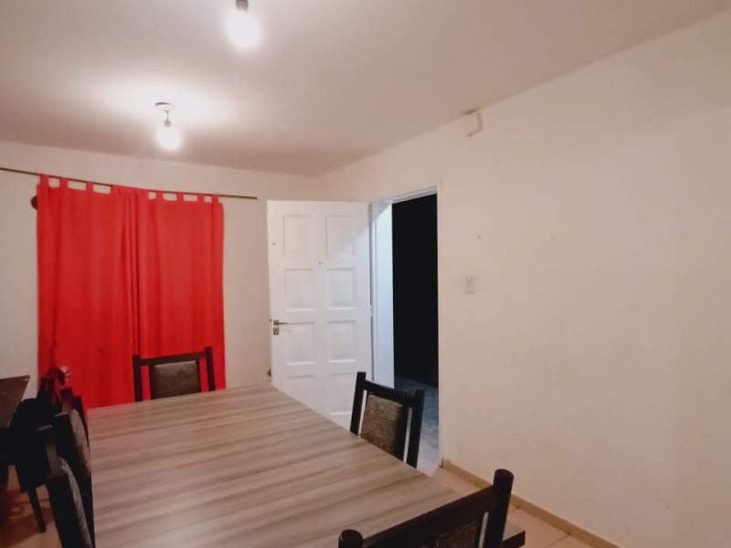 2 habitacion, comedor, baño, todos los servicios.