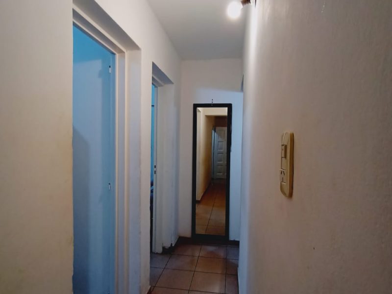 2 habitacion, comedor, baño, todos los servicios.