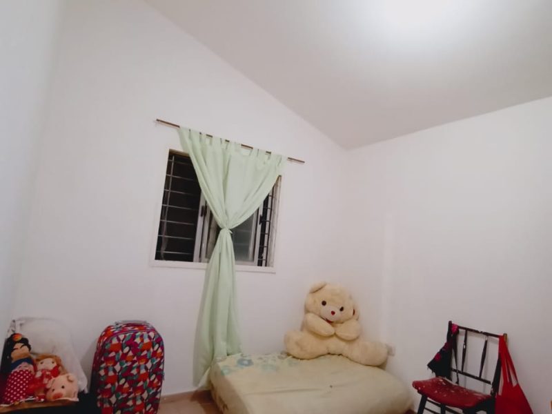 2 habitacion, comedor, baño, todos los servicios.