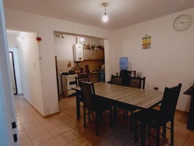 2 habitacion, comedor, baño, todos los servicios.