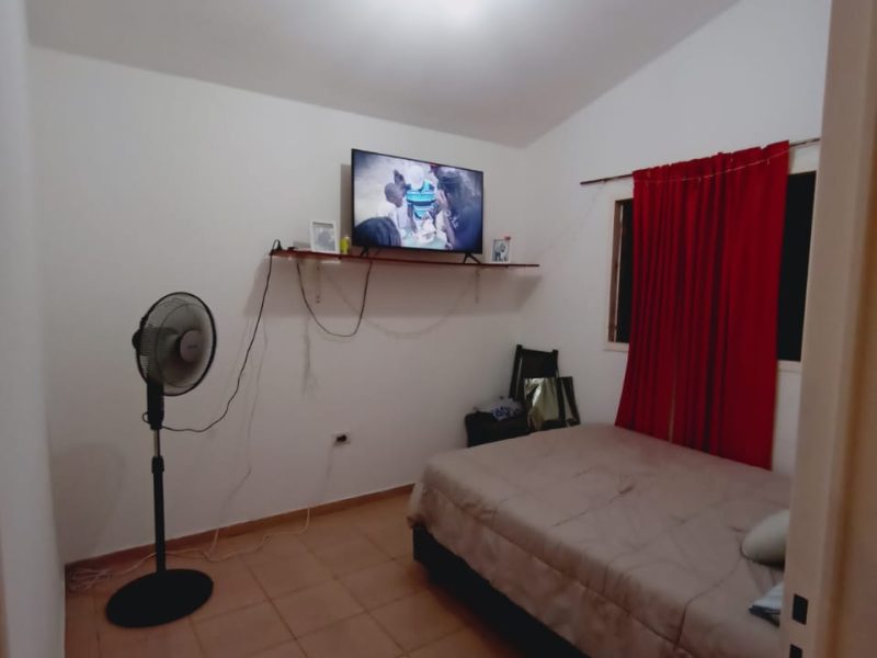 2 habitacion, comedor, baño, todos los servicios.