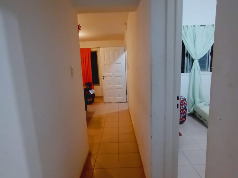 2 habitacion, comedor, baño, todos los servicios.