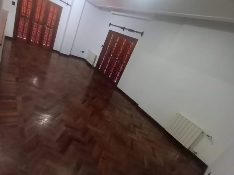 Casa de lujo, con diseño madera interna