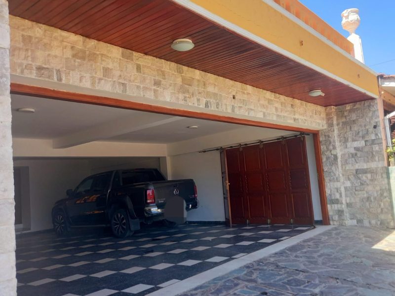 Casa de lujo, con diseño madera interna
