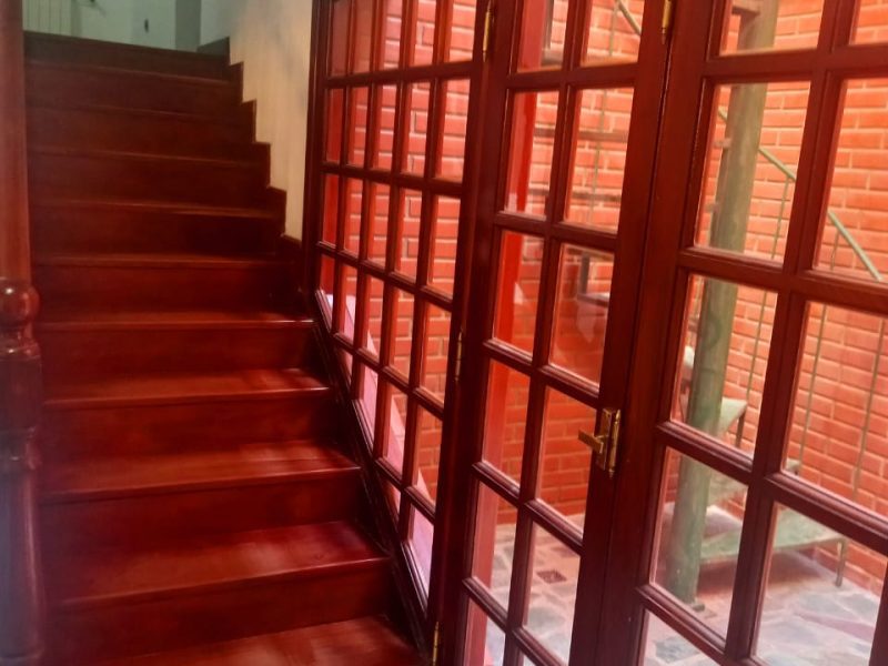 Casa de lujo, con diseño madera interna