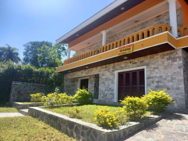 Casa de lujo, con diseño madera interna