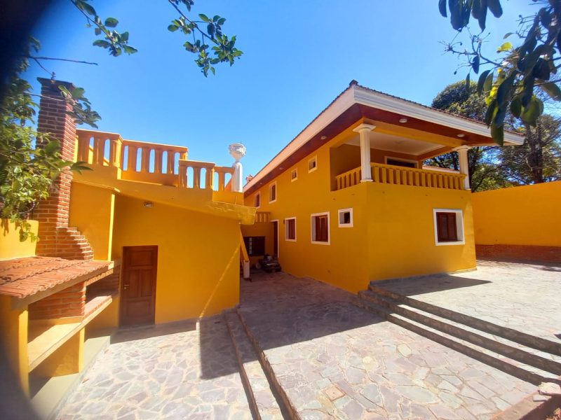 Casa de lujo, con diseño madera interna