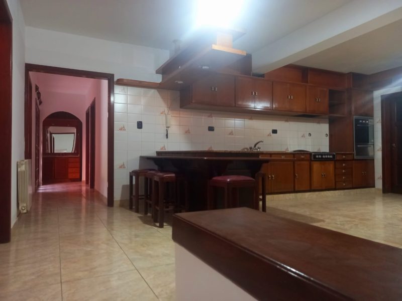 Casa de lujo, con diseño madera interna