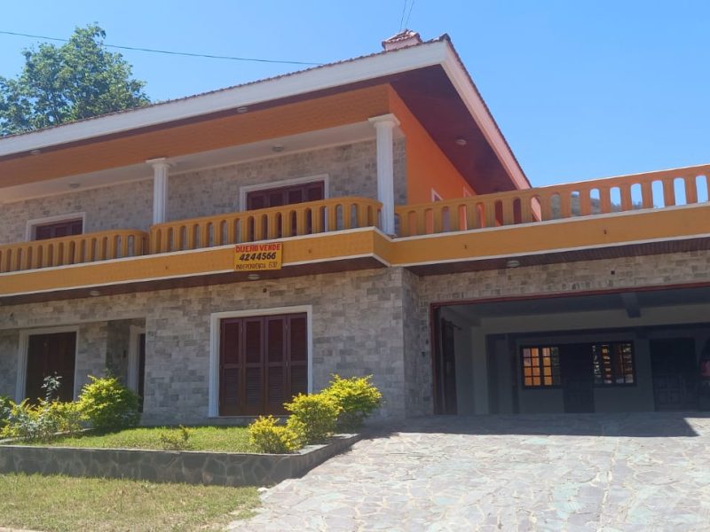 Casa de lujo, con diseño madera interna