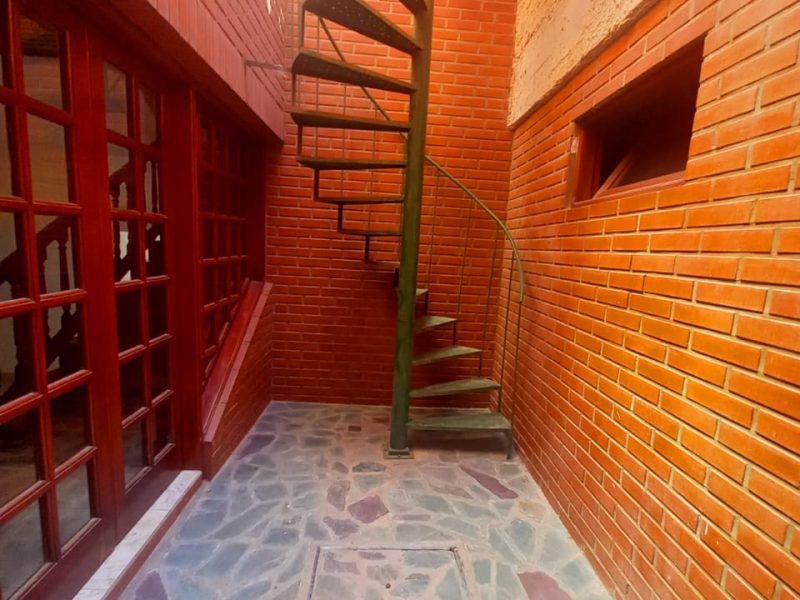 Casa de lujo, con diseño madera interna