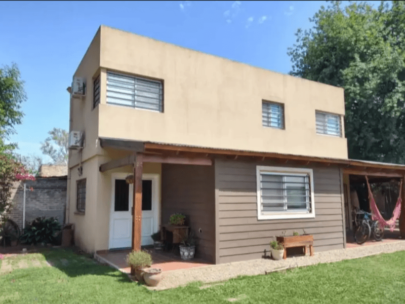 VENDO CASA CON PILETA