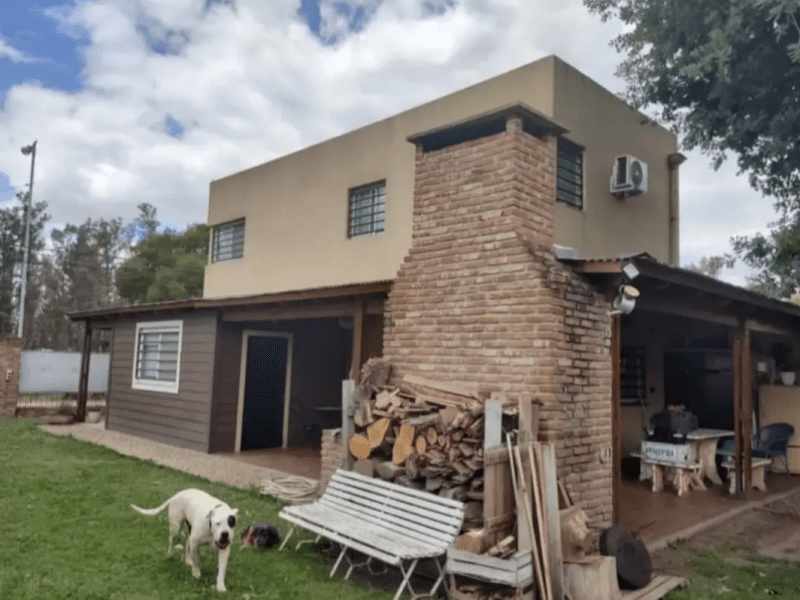 VENDO CASA CON PILETA