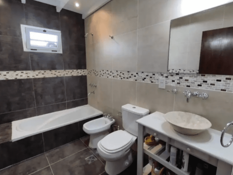 VENDO CASA CON PILETA