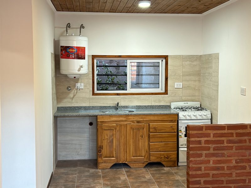 Departamento tipo casa a estrenar. Cochera, parrillas y quincho en predio cerrado con cámaras de seguridad.