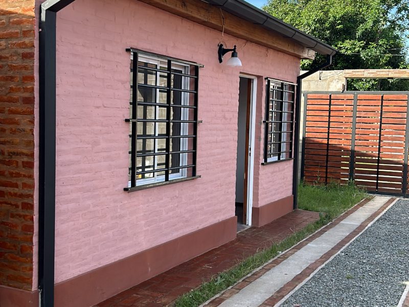 Departamento tipo casa a estrenar. Cochera, parrillas y quincho en predio cerrado con cámaras de seguridad.