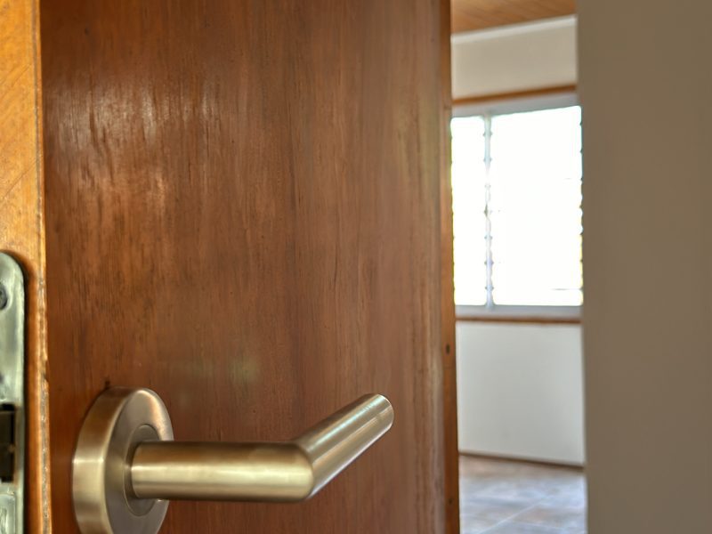 Departamento tipo casa a estrenar. Cochera, parrillas y quincho en predio cerrado con cámaras de seguridad.