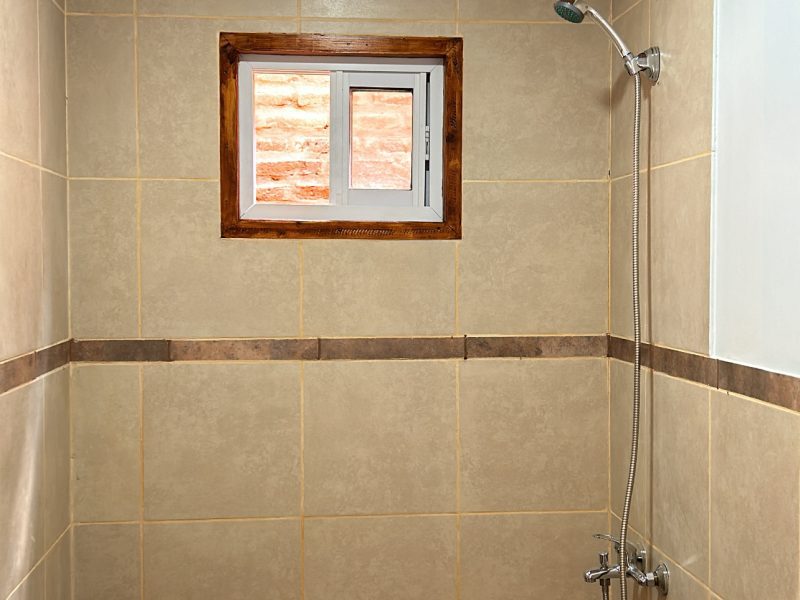 Departamento tipo casa a estrenar. Cochera, parrillas y quincho en predio cerrado con cámaras de seguridad.