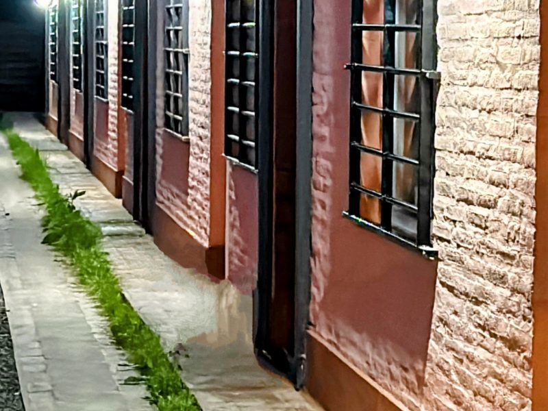 Departamento tipo casa a estrenar. Cochera, parrillas y quincho en predio cerrado con cámaras de seguridad.