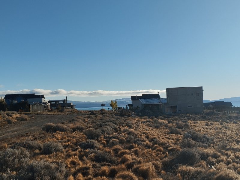 DUEÑO VENDE TERRENO FRENTE AL LAGO B° RESIDENCIAL - EL CALAFATE