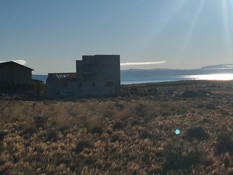 DUEÑO VENDE TERRENO FRENTE AL LAGO B° RESIDENCIAL - EL CALAFATE