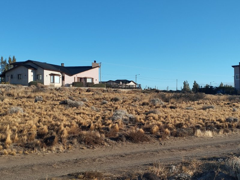 DUEÑO VENDE TERRENO FRENTE AL LAGO B° RESIDENCIAL - EL CALAFATE