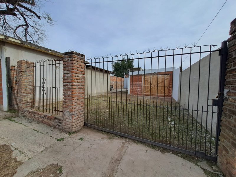 Venta de casa en jose c paz. Céntrico/ precio charlable