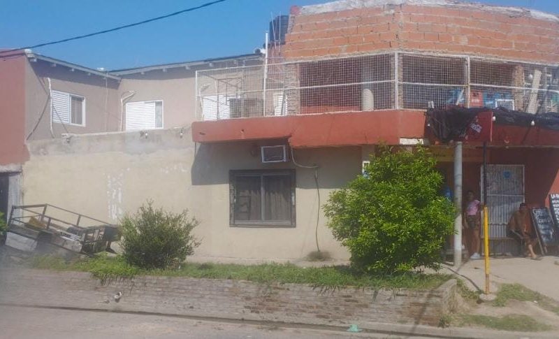 Casa 2 plantas con local