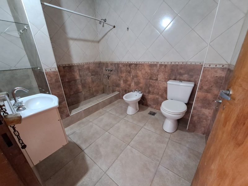 Venta de casa en jose c paz. Céntrico/ precio charlable