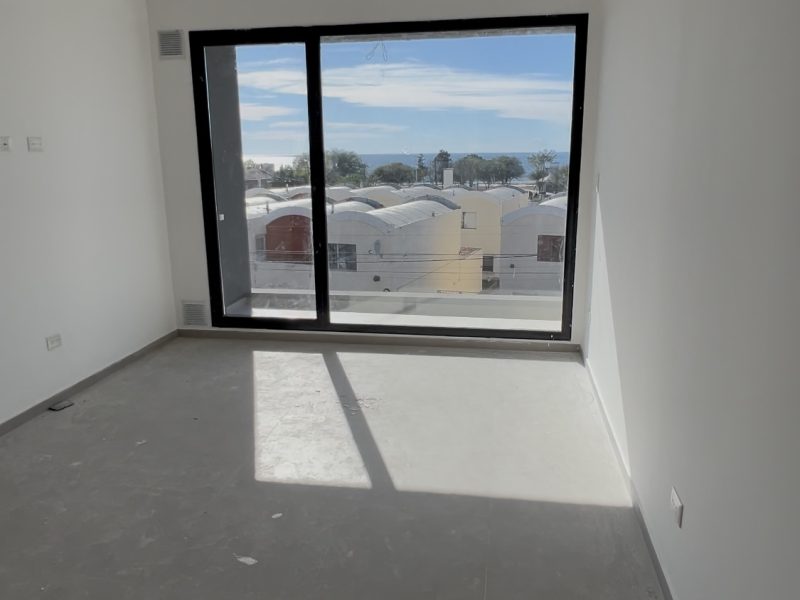 Departamento de tres ambientes en venta con linda vista al mar
