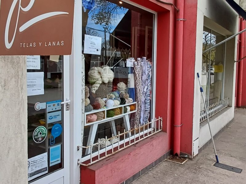 Pretina, telas y lanas reconocido comercio de Funes